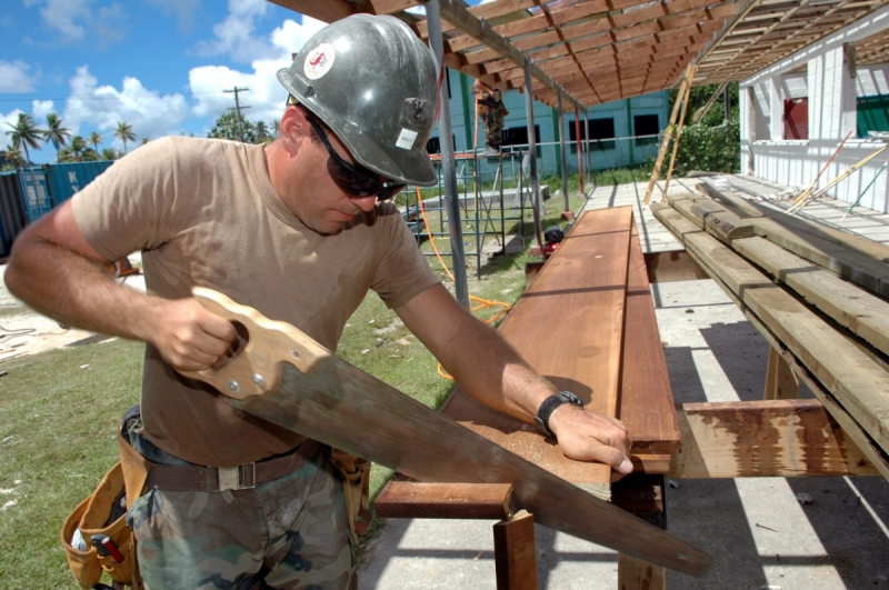 charpentier-LA ROQUETTE SUR SIAGNE-min_worker_construction_building_carpenter_male_job_build_helmet-893290